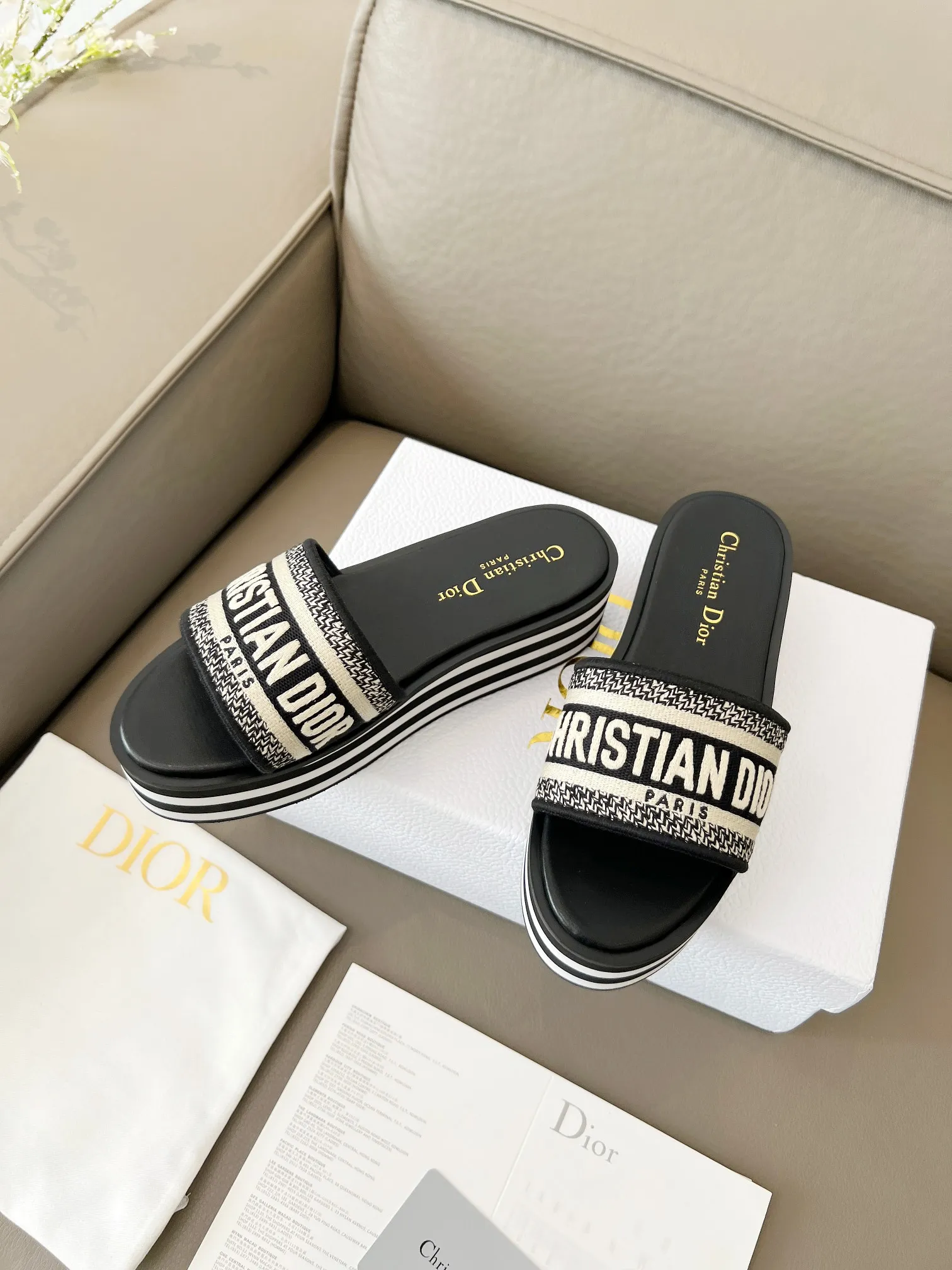 👟👟Ex-factory price 480👟👟 Dior's new spring and summer IVIETA DWAY jelly-colored flat-soled one-slip women's shoes with CD letter logo three-dimensional embroidery thick-soled round toe open-toe slippers. The original version is developed to be the top version on the market. It feels soft and delicate on the feet and is extremely comfortable. Material: Upper imported raffia electric embroidery high-temperature water-soluble cotton technical fabric + water-dyed cowhide foot pad lining + original consistent combination outsole Outsole: original outsole Size: 35-42 (40.41.42 custom-made, non-refundable and non-exchangeable)